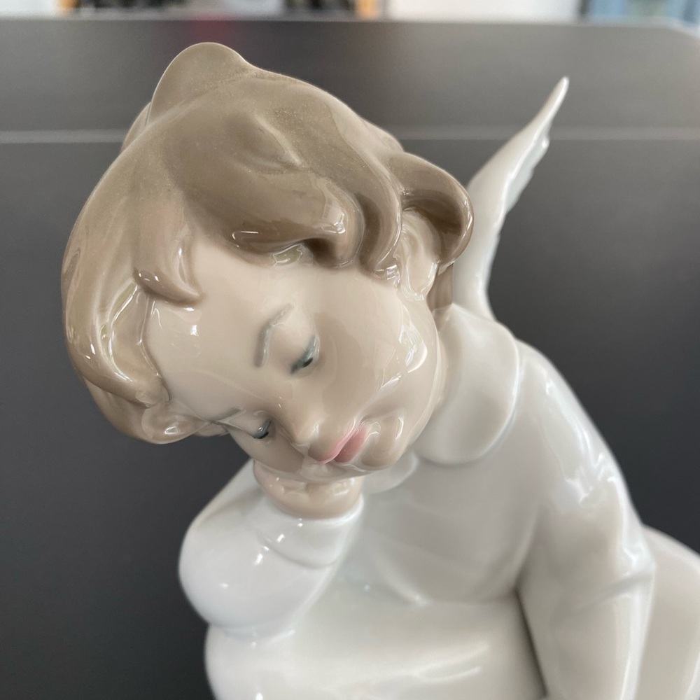 LLADRO #4961 Angel Dreaming Figurine